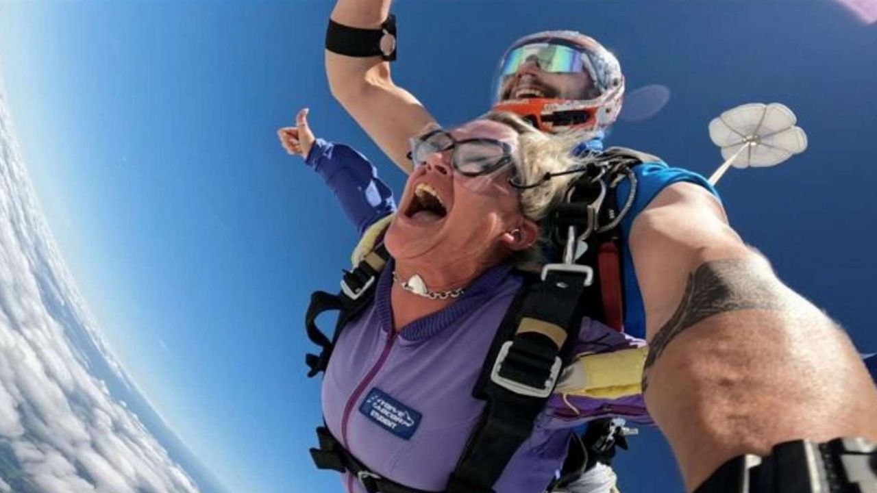 Oma, die nur noch wenige Monate zu leben hat, will ihre Hobbys abhaken - einschließlich Fallschirmspringen