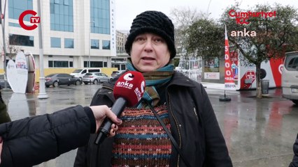 Kartal Meydanı'nda ANKA'ya konuşan yurttaşlar: "Onu silkele, bunu silkele. İnsan silkelenir mi ya? Verdiği asgari ücretten memnunsa sayın Cumhurbaşkanımızın o ücretle yaşamasını istiyoruz..."
