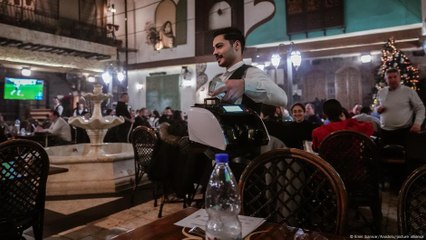 حانات دمشق تفتح أبوابها وسط مخاوف من إغلاق نافذة على الحرية