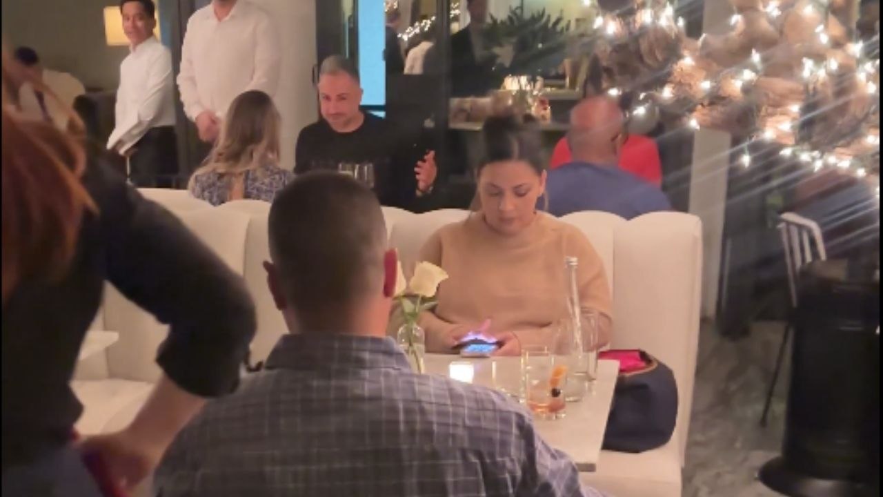 Man catches girlfriend off-guard with a cute surprise proposal at her birthday dinner