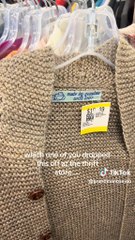 Compra una chaqueta en una tienda de segunda mano y la etiqueta escondía un mensaje que golpea el corazón