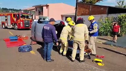 Motorista tomba carro após colisão no Bairro Brasília, em Cascavel