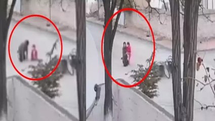 Kazada yola savrulan yaralı baba-kız birbirine sarıldı