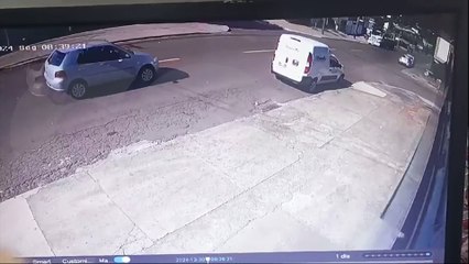 Vídeo mostra carro tombando após colisão com veículos estacionados no Bairro Brasília