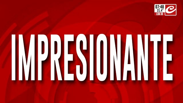 Una mujer aplicó una tremenda patada voladora a un hombre que agredía a su pareja