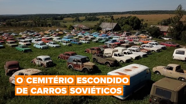 Entre duas pequenas cidades russas encontram-se centenas de carros soviéticos