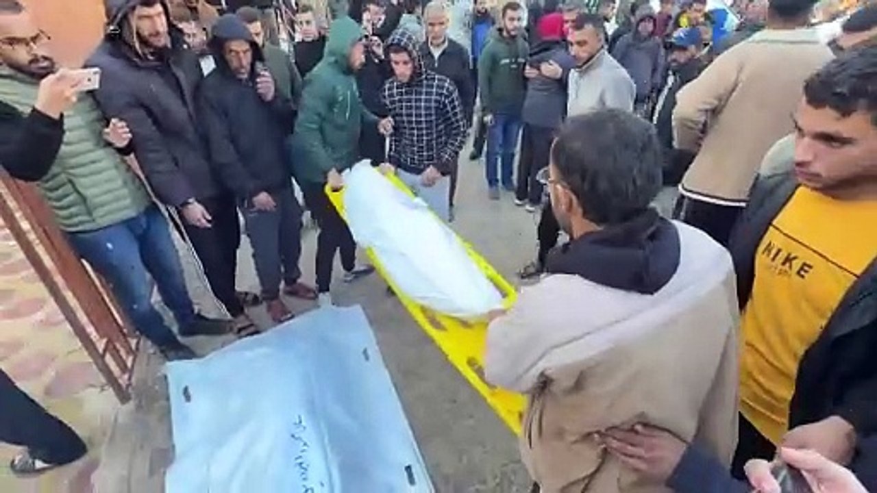 Al menos 11 muertos en un ataque israelí contra la Policía en una zona humanitaria de Gaza