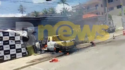 Carro pega fogo na Boca do Rio e dono se desespera: "Fatalidade"