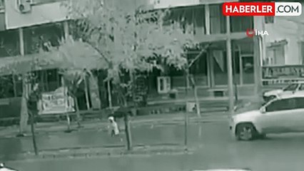 Küçük Kıza Otomobil Çarptı: Kaza Anı Kamerada