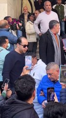 تزاحم وتدافع لحظة خروج جثمان #أحمد_عدوية من المسجد وصعوبة وصول نجله #محمد_عدوية لسيارته