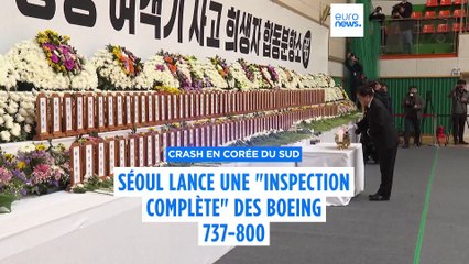 Des personnes déposent des fleurs à la mémoire des 179 victimes de l'accident d'avion survenu dimanche à Muan