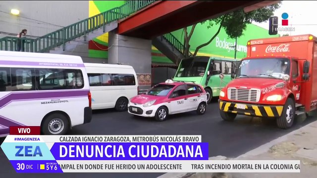 Conductores ignoran semáforo en la Calzada Ignacio Zaragoza, frente el Metrobús Nicolás Bravo