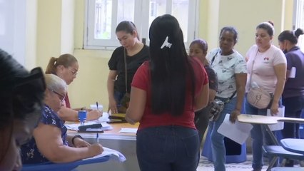 Padres acuden a inscribir a sus hijos en el proceso de rehabilitación escolar