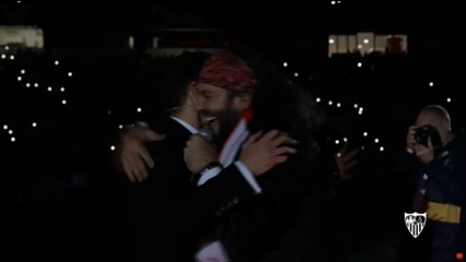 El Arrebato interpreta ante Jesús Navas una canción dedicada a su carrera