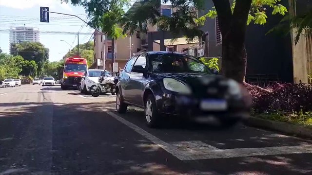 Engavetamento entre carros e motos deixa homem ferido no Centro