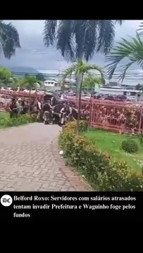 Servidores de Belford Roxo tentam invadir prefeitura devido a salários atrasados. Prefeito Waguinho se ausenta e PM é acionada para conter protesto.