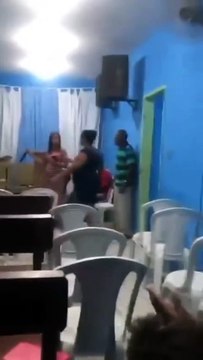 Mulher de pastor descobre traição e expõe religioso no meio do culto
