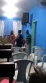 Mulher de pastor descobre traição e expõe religioso no meio do culto