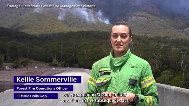 Firefighting crew build containment lines as Grampians bushfire continues to burn