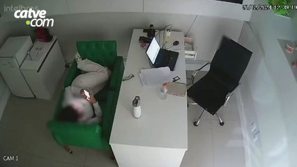 Vídeo mostra homem entrando em clínica para furtar e atrapalhando cochilo de funcionária