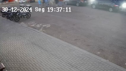 Vídeo mostra momento em que homem é atacado por bando; vítima é esfaqueada no pescoço