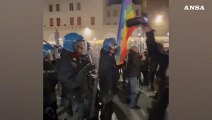 Folto gruppo di cittadini a una manifestazione antifascista a Brescia