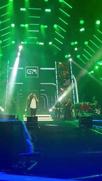 Ao som de Eu gosto assim , Gustavo Mioto sobe ao palco e leva público ao delírio