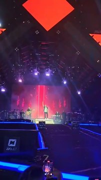 Ao som de Eu gosto assim , Gustavo Mioto sobe ao palco e leva público ao delírio