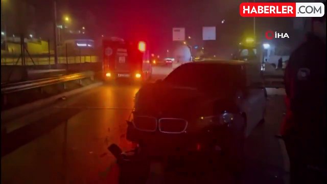 Bursa'da Ters Şeritte İlerleyen Otomobil Tırla Çarpıştı: 2 Yaralı