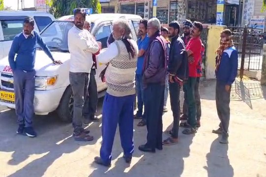 ग्रामीणों ने जताया आक्रोश, कामलीघाट चौराहा पर हुए एकत्रित, मुआवजा को लेकर सहमति के बाद करवाया पोस्टमार्टम