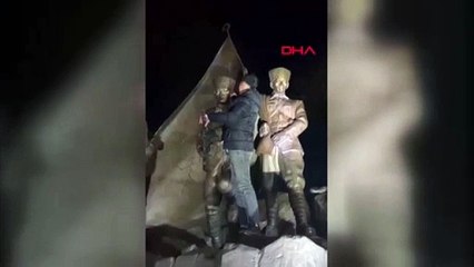 Atatürk Anıtı’na çıkıp tokat atan 16 yaşındaki velet gözaltına alındı