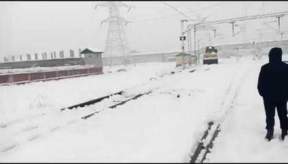 हिमाचल में बर्फबारी से बिगड़े हालात, 100 से अधिक सड़कें बंद, प्रशासन ने जारी की एडवायजरी