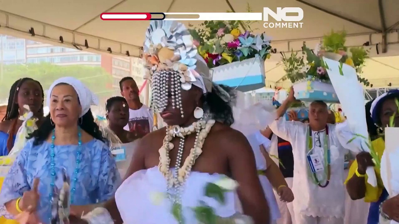 Gli afro-brasiliani rendono omaggio alla loro dea del mare per celebrare il nuovo anno