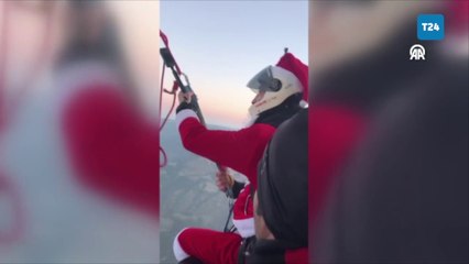 Noel Baba kostümüyle sıcak hava balonundan atladı