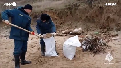 Russia, soccorritori continuano a pulire spiagge del Mar Nero