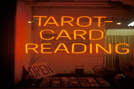 Tarot Card Reading Video: टैरो कार्ड कैसे बता देते हैं फ्यूचर, देखें वीडियो