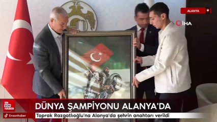 Toprak Razgatlıoğlu'na Alanya'da şehrin anahtarı verildi