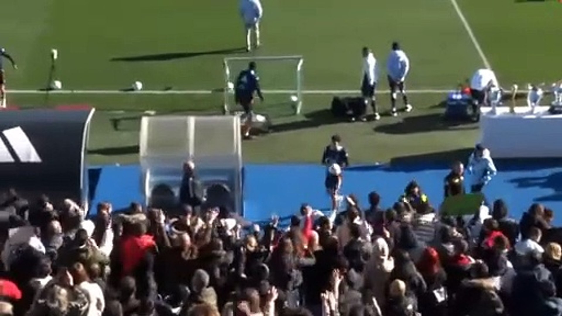 Regalo de balones a la grada en el entrenamiento de Nochevieja del Real Madrid