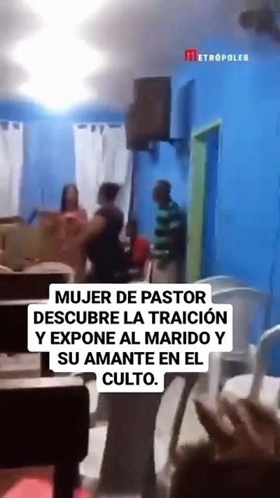 MUJER DE PASTOR DESCUBRE LA TRAICIÓN Y EXPONE A SU MARIDO Y AMANTE EN EL CULTO. Un caso polémico llamó la atención en las redes sociales este jueves (26). Un video que se volvió viral muestra a una mujer exponie (1)