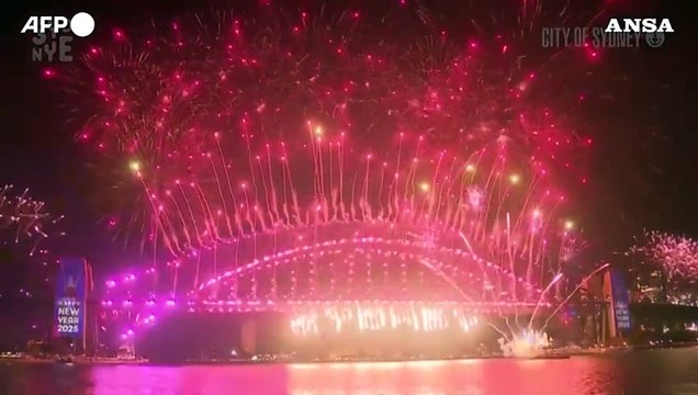 Capodanno, il porto di Sydney si illumina con i fuochi d'artificio
