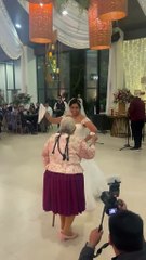 Cumplió el sueño de su abuelita bailando cueca con ella en su boda