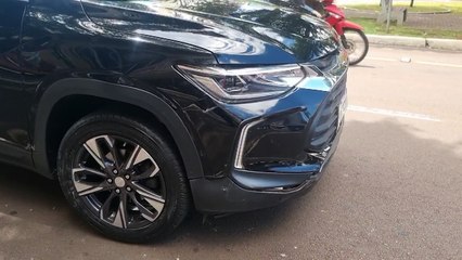 Tracker e Fiesta colidem na Avenida Brasil em Cascavel