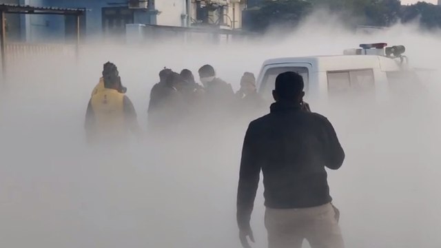 जयपुर में ऑक्सीजन प्लांट में गैस का रिसाव, गाड़ियों और पेड़ पर जमी बर्फ की चादर