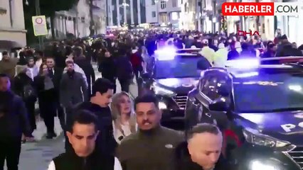 Yeni yıla saatler kala binlerce İstanbullu, Taksim'e akın etti