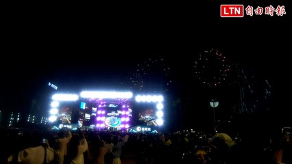 高雄跨年250秒亞灣花火綻放 31萬人高喊2025新年快樂