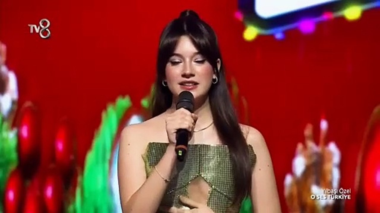 O kadar güzel oynuyor ki, bu kız 16 yaşında demezsin. Böyle bir performans yok."  Gerçekten öyle, yılın en iyilerinden kesinlikle. Mina Demirtaş 🧿🤍 #OSesTürkiyeYılbaşı #minademirtaş #osestürkiye #yılbaşı #gündem #2025 #kızılgoncalar #dizi #gundem #kesfe