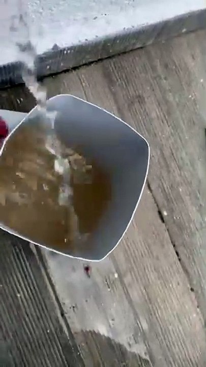 Morador do bairro Maternidade, em Patos, reclama da coloração amarela da água que tem chegado nas torneiras