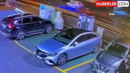 İETT otobüsüyle otomobil çarpıştı, 2 kişi can verdi