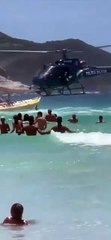 fuzil cai de helicoptero da PM no mar em cabo frio e banhista devolve arma