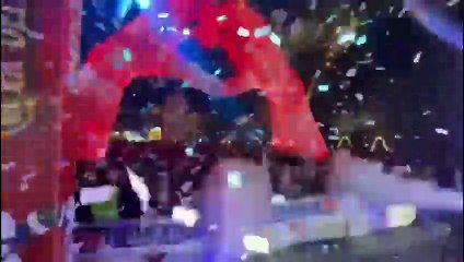 Brindisi nelle piazze toscane per dare il benvenuto al 2025: musica e fuochi d'artificio